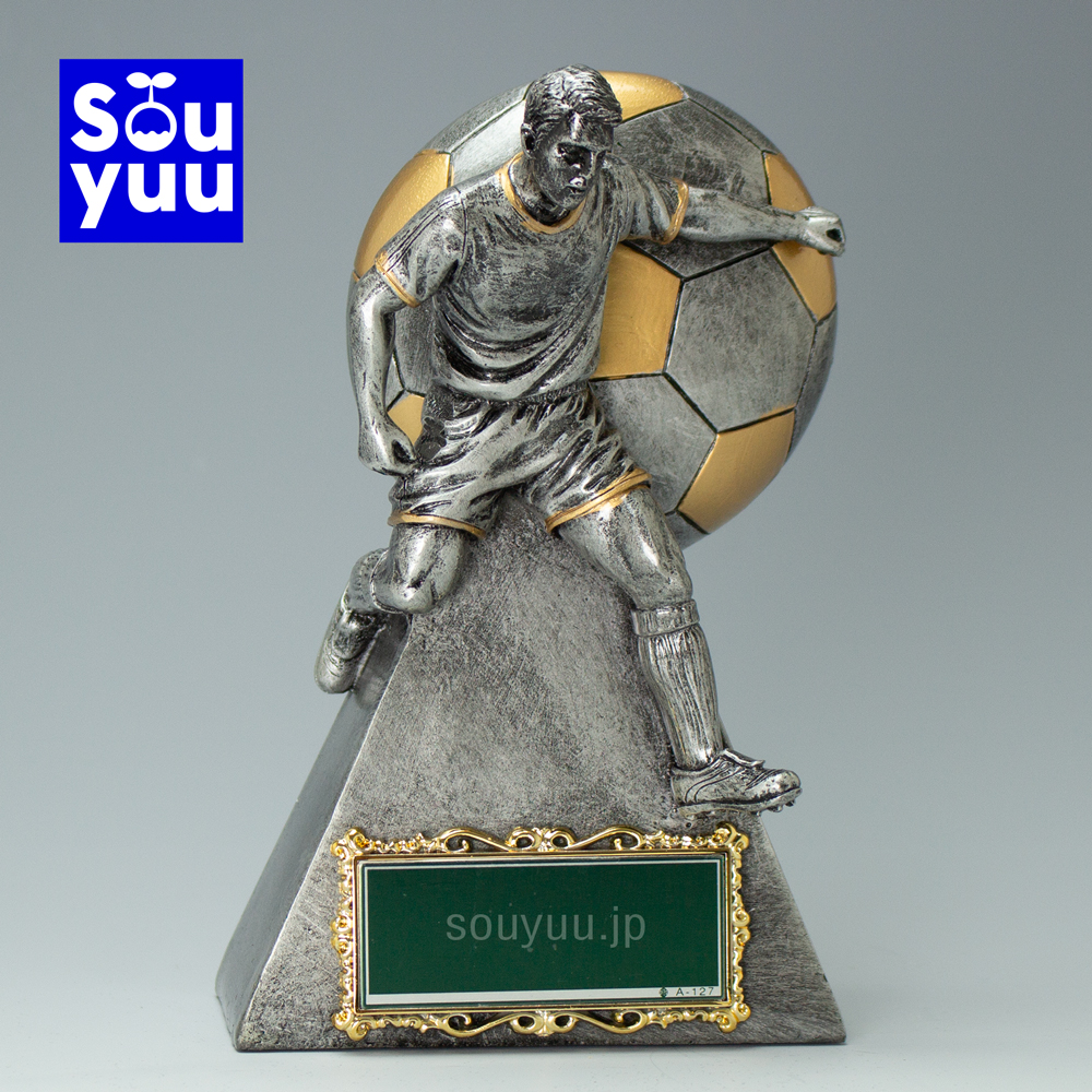 卒団 卒部 卒業 記念品 サッカー BWS-2021 サッカーボールのモチーフがついたクリスタルトロフィーです。本体には3Dレーザー加工されて選手が彫刻されています。またレインボー加工により光の当たり方で様々な色を映し出します。 Aサイズが高さ165mm　重量：約730g 14000円、Bサイズは高さ150mm　重量：約540g 11000円、Cサイズは高さ125mm　重量：約540g 9000円です。