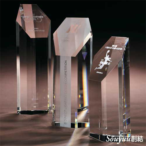 VOTS-200 。雪の結晶など美のバランスとされる六角形をシンプルに支柱にした光学ガラス製表彰楯です。このデザインは正面の彫刻する面がストレートに目に飛び込んでくる構造になっています。Aサイズは高さ150mm重さ1800ｇ 20000円、Bサイズは高さ230mm重さ1,700ｇ 19000円、Cサイズは高さ200mm重さ1,560ｇ 17000円、Ｄサイズは高さ170ｍｍ重さ1,250ｇ 15000円、Ｅサイズは高さ150ｍｍ重さ1,020ｇ 13000円、Ｆサイズは高さ130mm重さ840ｇ 11,000円の6サイズです。