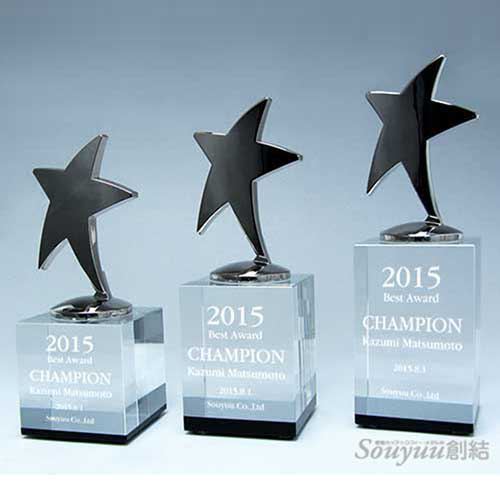 ラッキースター優勝トロフィー星優勝トロフィーBWS-2467 光学ガラス製の台座に星のオーナメントを装着したトロフィーです。Aサイズは高さ160mm 重量：約570g 9000円、Bサイズは高さ145mm 重量：約490g 8500円、Ｃサイズは高さ130mm 重量：約410g 8000円です。