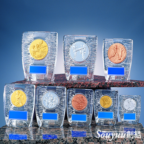 金属製レリーフガラス楯SS-6544 本体は成形ガラスです。レリーフは46種類からお選びください。Aサイズは高さ190mm横幅150mm 商品重量：約1.500g 7700円、Bサイズは高さ180mm横幅140mm 商品重量：約1.100g 6500円、Cサイズは高さ165mm横幅125mm 重量：約950g 5500円、Dサイズは高さ155mm横幅120mm 重量：約880g 4400円、Eサイズは高さ145mm横幅110mm 重量：約750g 3300円、Fサイズは高さ135mm横幅100mm 重量：約590g 2800円、Gサイズは高さ125mm90mm 重量：約500g 2300円、Hサイズは高さ105mm横幅80mm 重量：約340gです。