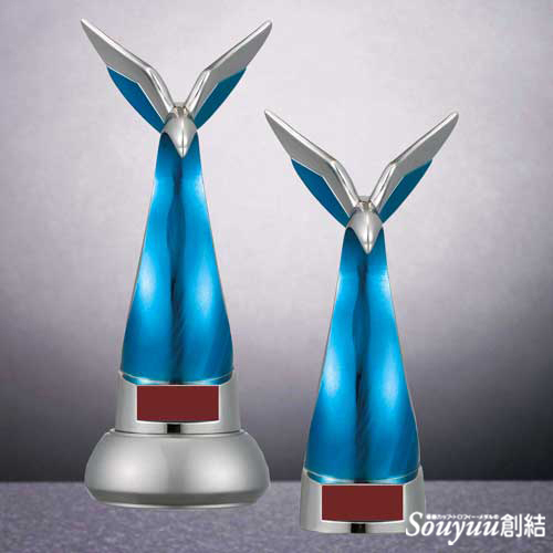 羽根 優勝トロフィーBRS-2601/BRS-2602 台座は天然石、本体はアンチモニー製で、羽をイメージしたオーナメントを装着しています。金、銀からお選びください。BRS-2601は金、BRS-2602 は銀になります。サイズは高さ290mm 15000円です。
