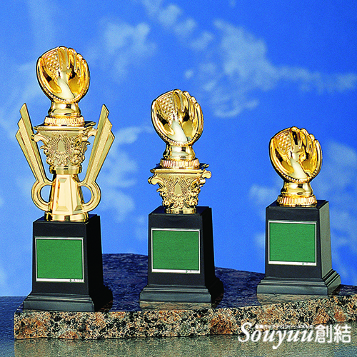 卒団・卒業 卒部記念品 野球 VBS-4577 【グローブ】 金のグローブの楯になります。本体は樹脂でできています。サイズは高さ190mm　重量：約185g、1900円です。下のプレートにはお好きな言葉を彫刻させていただきます。ご注文合計8000円（税別）で送料は無料です。