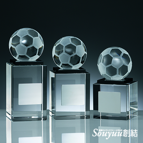 卒団 卒部 卒業 記念品 サッカー BWS-2608 光学ガラスで出来たサッカーボールをモチーフにした表彰楯です。 前面のプレートにはお好きな文字を彫刻させていただきます。Aサイズが高さ130mm　重量：約700g 5800円、Bサイズは高さ115mm　重量：約600g 5300円、Cサイズは高さ100mm　重量：約500g 4800円です。
