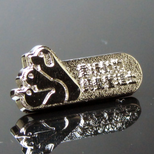 実例真鍮製社章、社章の素材のスタンダードは真鍮製を使用します。メッキは金メッキ銀メッキピンクゴールドクロームメッキが多く使われています。